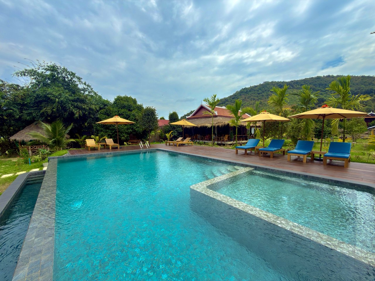 Poolside restaurant beside the lake
