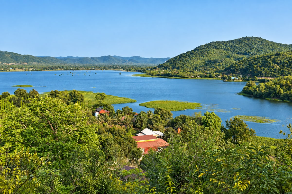 Secret Lake surrounded by green hills and lakeside vegetation